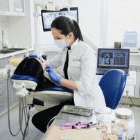Implantes dentales en Cancún en 2025: materiales, técnicas y testimonios de pacientes